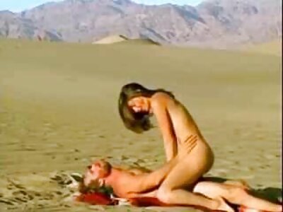 Katyuha جلس على كرسيين ، مرضية نفسها مع لعبة سكس كلاسيكي مترجم عربي